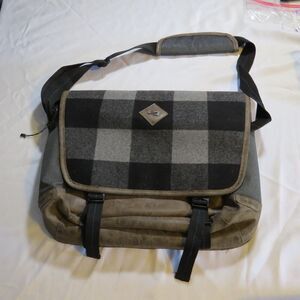 Solo New York Messenger Bag With Compartments for Computer and Tablet.